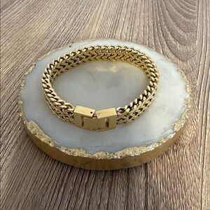 Elegant Gold Chain Bracelet
